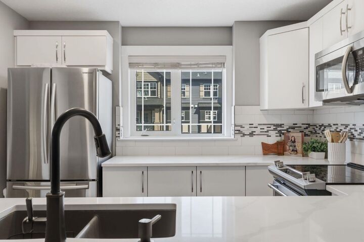 Property Photo:  209 Hillcrest Gardens SW  AB T4B 4H8 