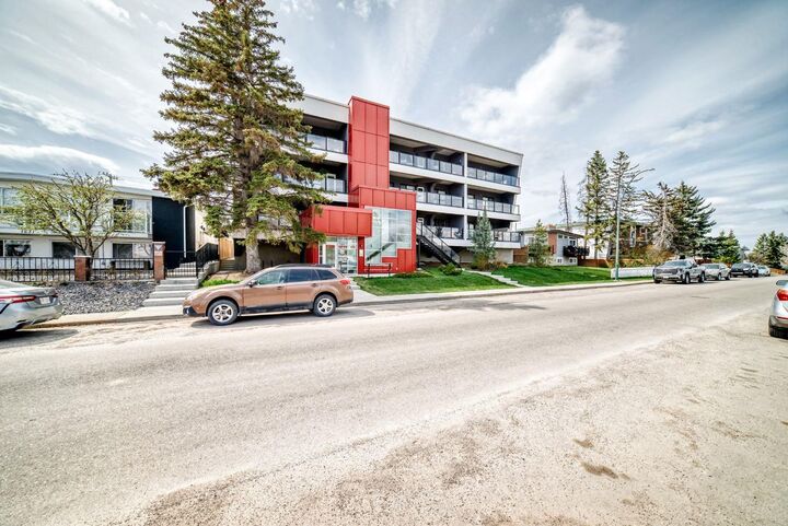 Property Photo:  1629 38 Street SW 201  AB T3C 1T8 