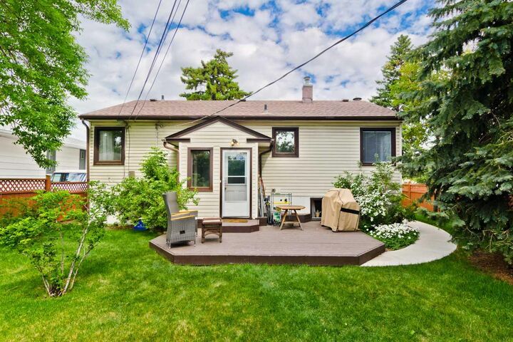Property Photo:  617 17 Avenue NE  AB T2E 1M4 