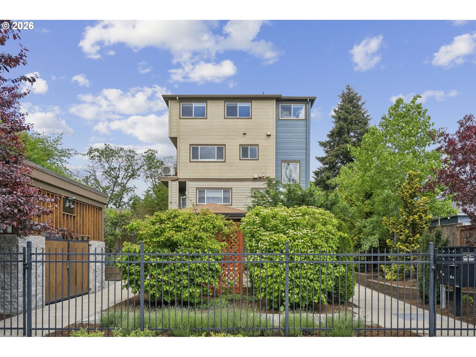 Property Photo:  5321 NE Irving St E  OR 97213 