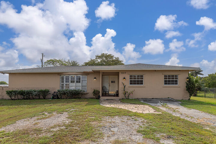Property Photo:  1009 NE 18th Street  FL 33430 