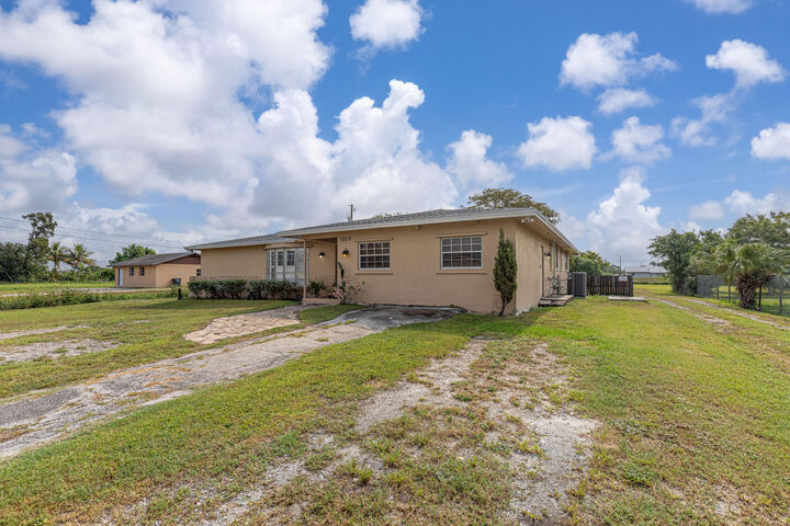 Property Photo: 1009 NE 18th Street FL 33430