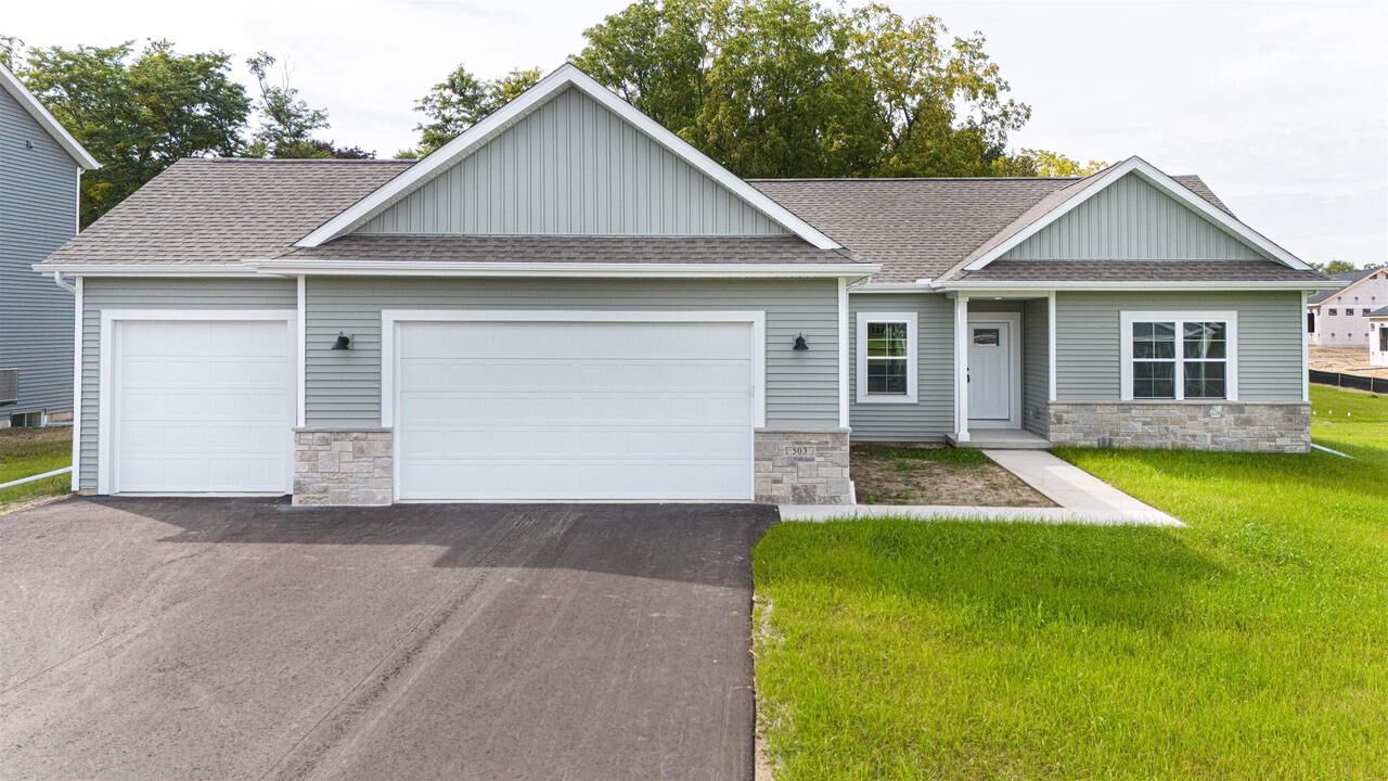 Property Photo:  503 Ridge Court  WI 53576 