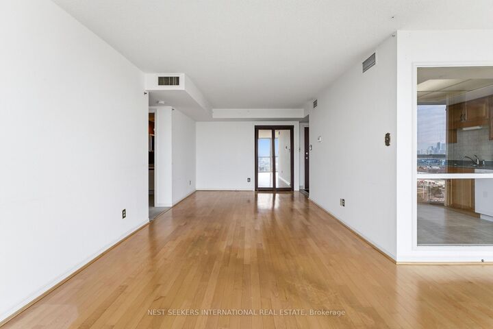 Property Photo: 880 Dundas Street W 1604 ON L5C 4H3