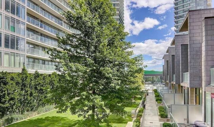 Property Photo: 121 McMahon Drive Th7 ON M2K 0C2