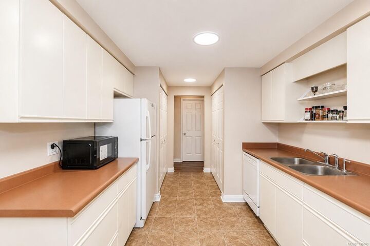 Property Photo:  420 Linden Ave 506  BC V8V 4G3 