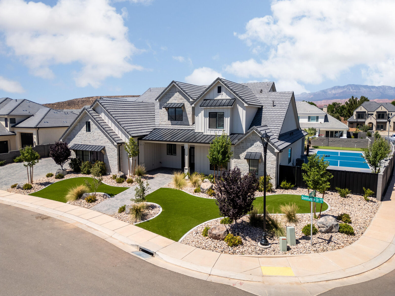 Property Photo: 831 E Queensridge Dr UT 84780