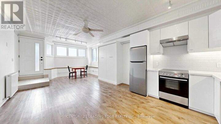 Property Photo:  679 Woodbine Avenue Main  ON M4E 2J3 
