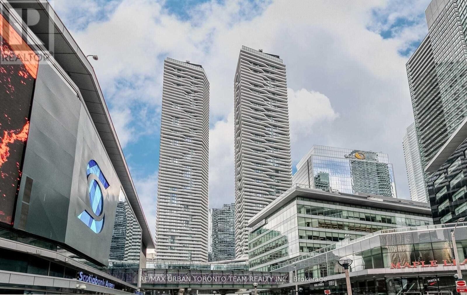 Property Photo:  100 Harbour Street 2402  ON M5J 0B5 