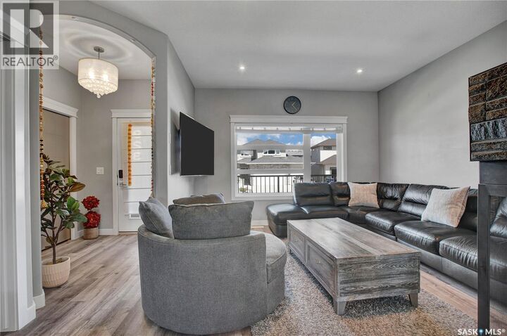 Property Photo:  923 Kloppenburg Crescent  SK S7W 0P2 