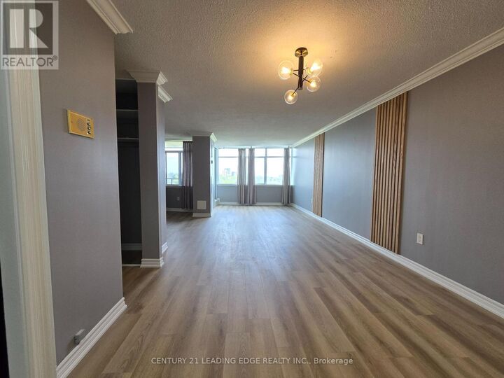 Property Photo:  3100 Kirwin Avenue 1007  ON L5A 3S6 