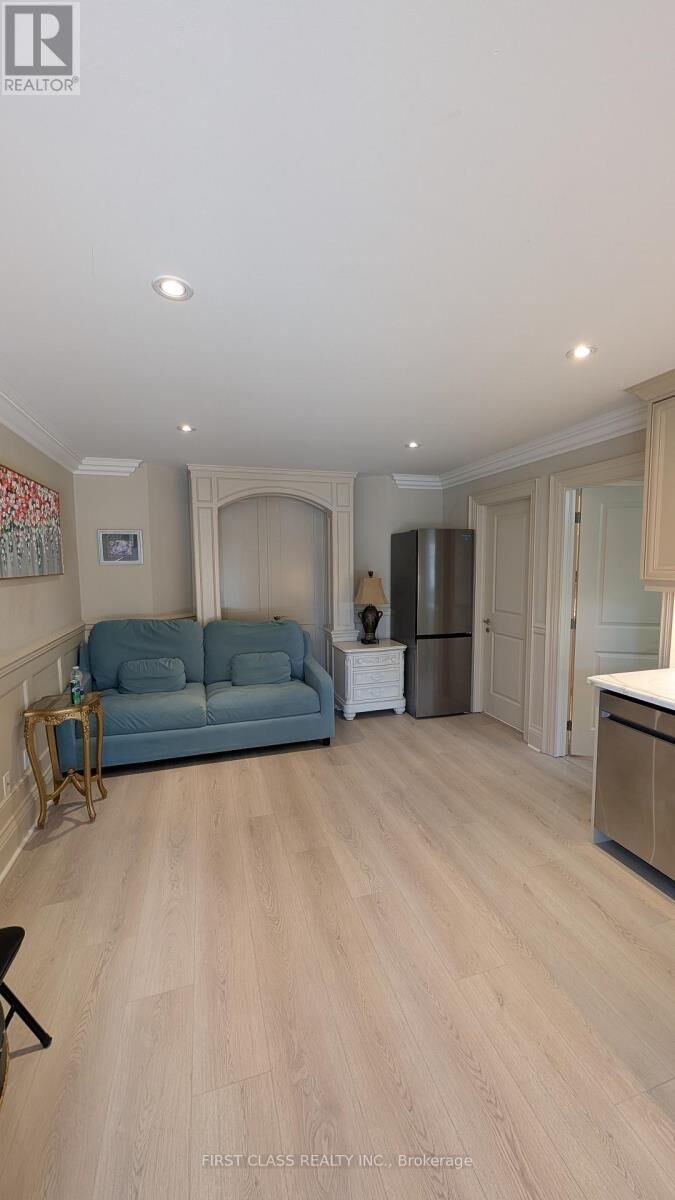 Property Photo:  424 Roehampton Avenue Main  ON M4P 1S4 