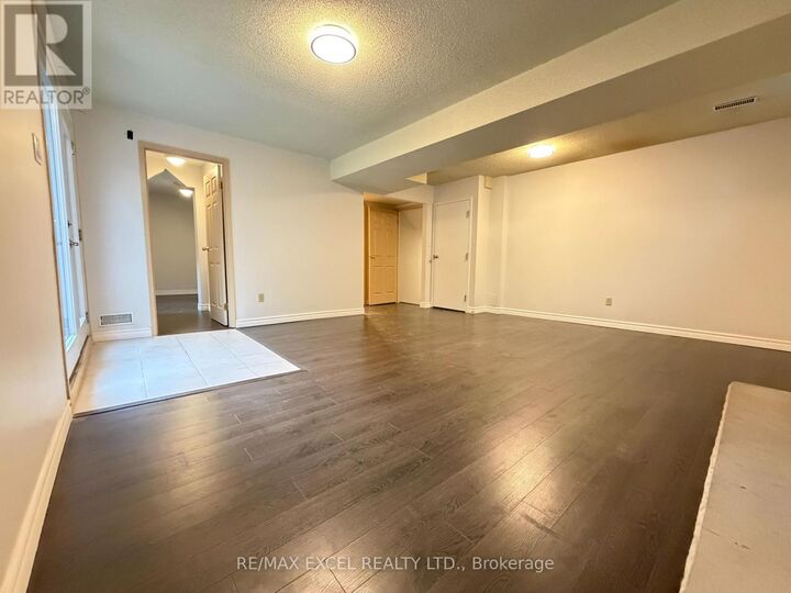 Property Photo:  240 Yorkshire Drive Lower  ON L3Y 6J7 