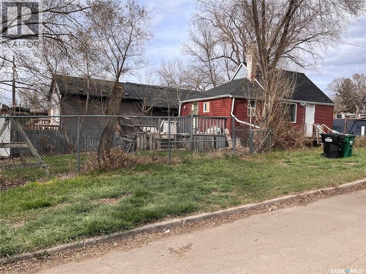 Property Photo:  701 I Avenue N  SK S7L 2H1 