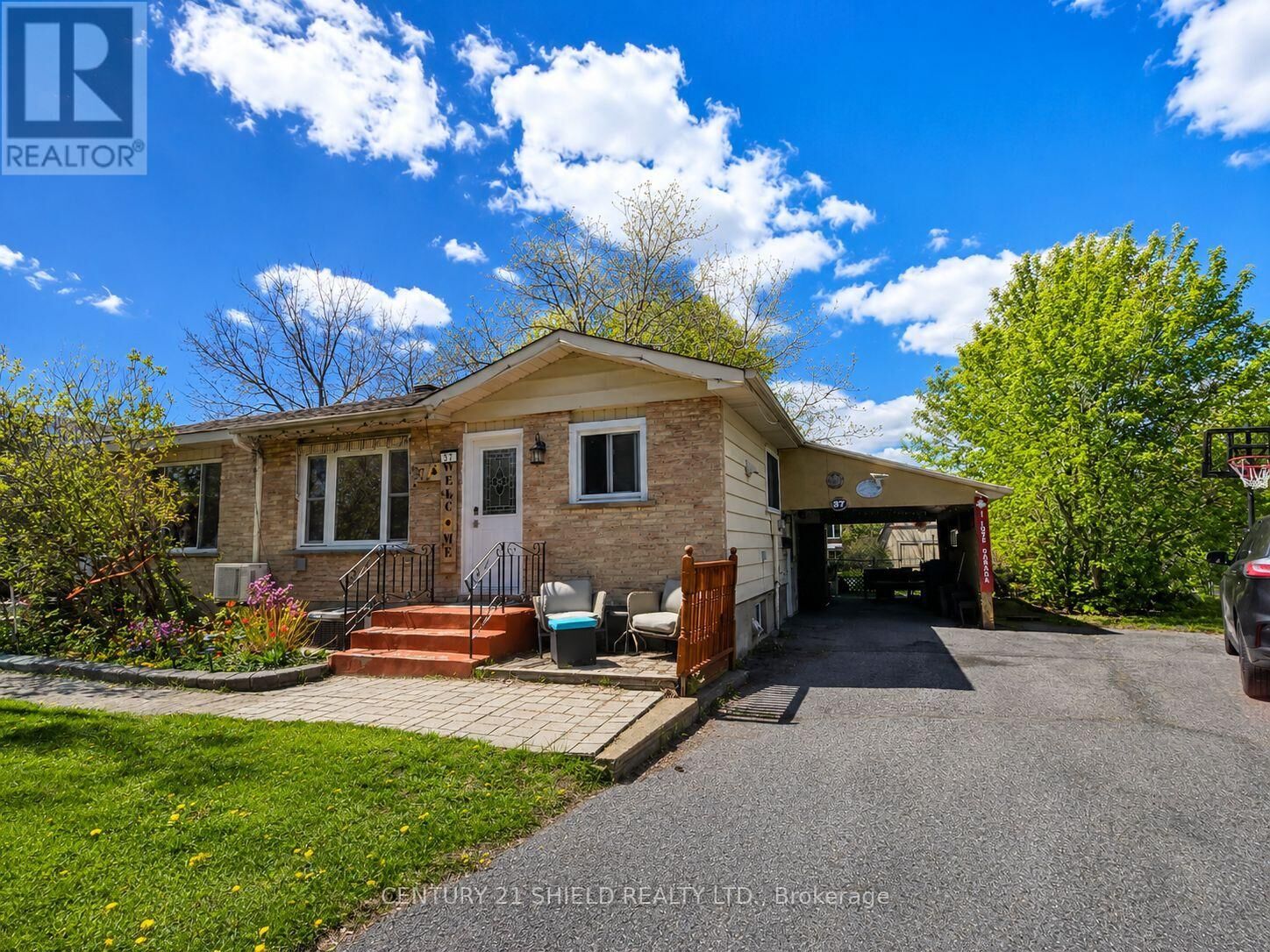 Property Photo:  37 Kingslea Crescent  ON K6H 6J2 