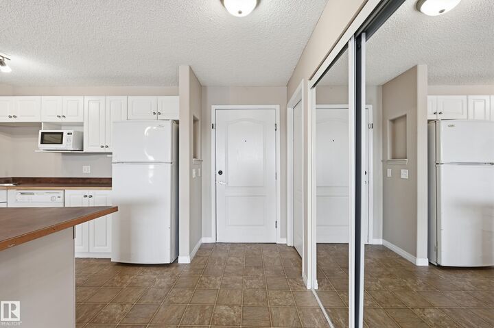 Photo de la propriété:  5350 199 Street NW  AB T6M 0A5 