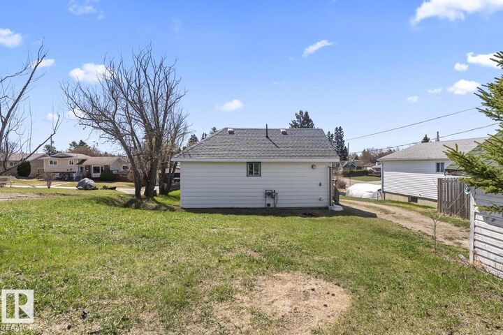 Property Photo:  818 11 Avenue  AB T9M 1J1 