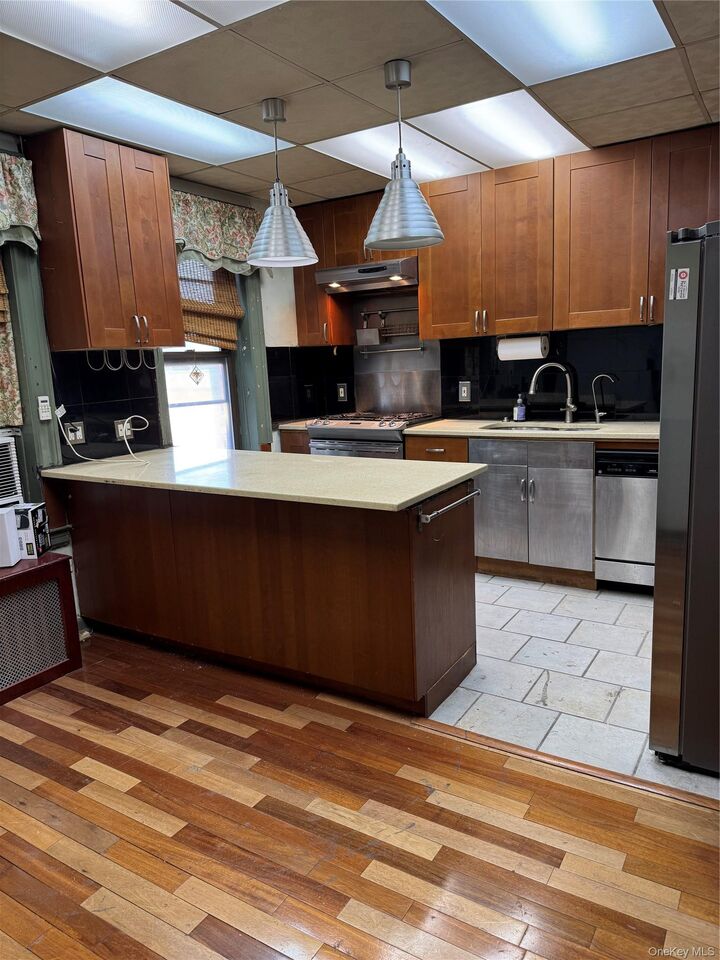 Property Photo: 2922 Barnes Avenue 5F NY 10467