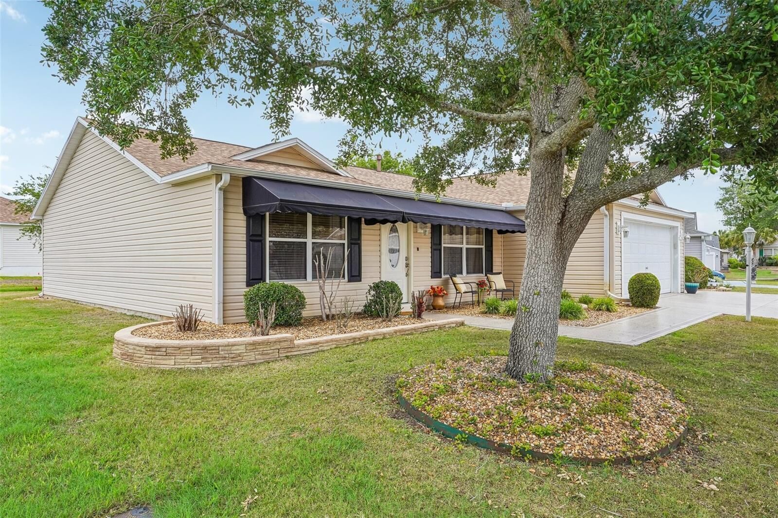 Property Photo: 447 Foster Place FL 32162