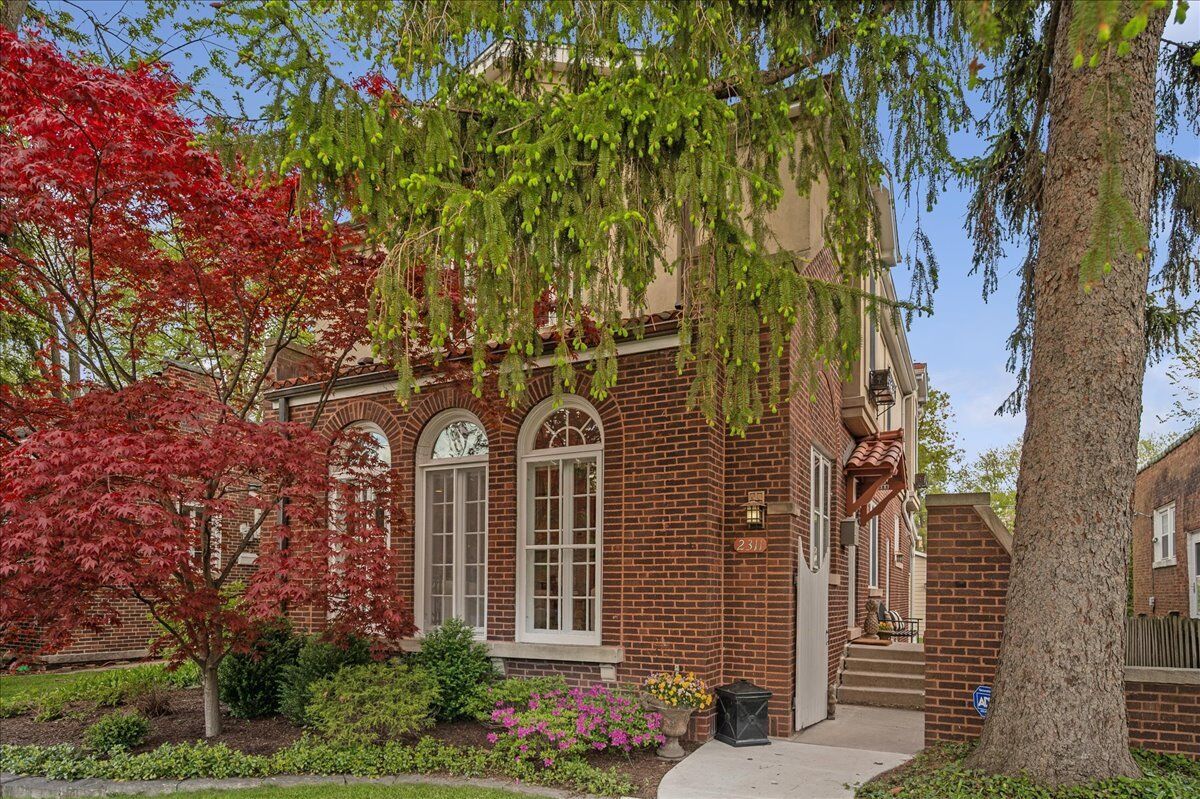 Property Photo: 2311 Ridgeway Avenue IL 60201