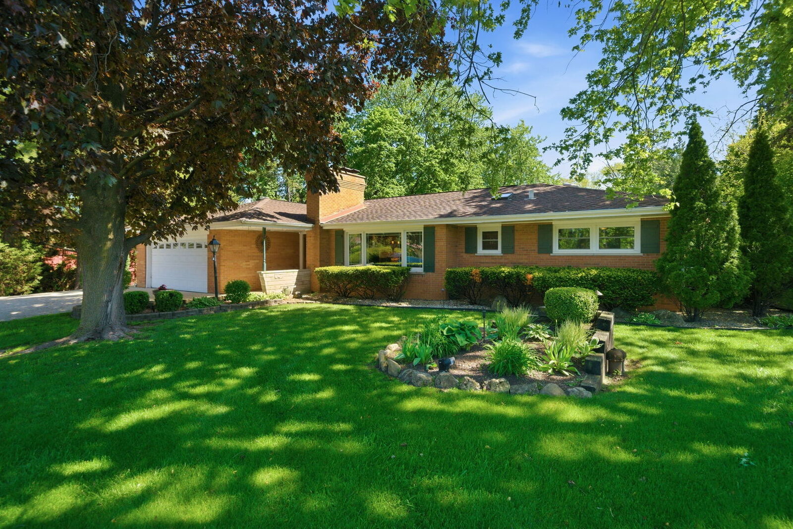 Property Photo:  20W545 Moreland Avenue  IL 60101 