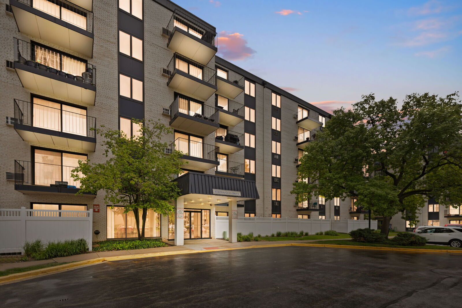 Property Photo:  9731 N Fox Glen Drive 4C  IL 60714 