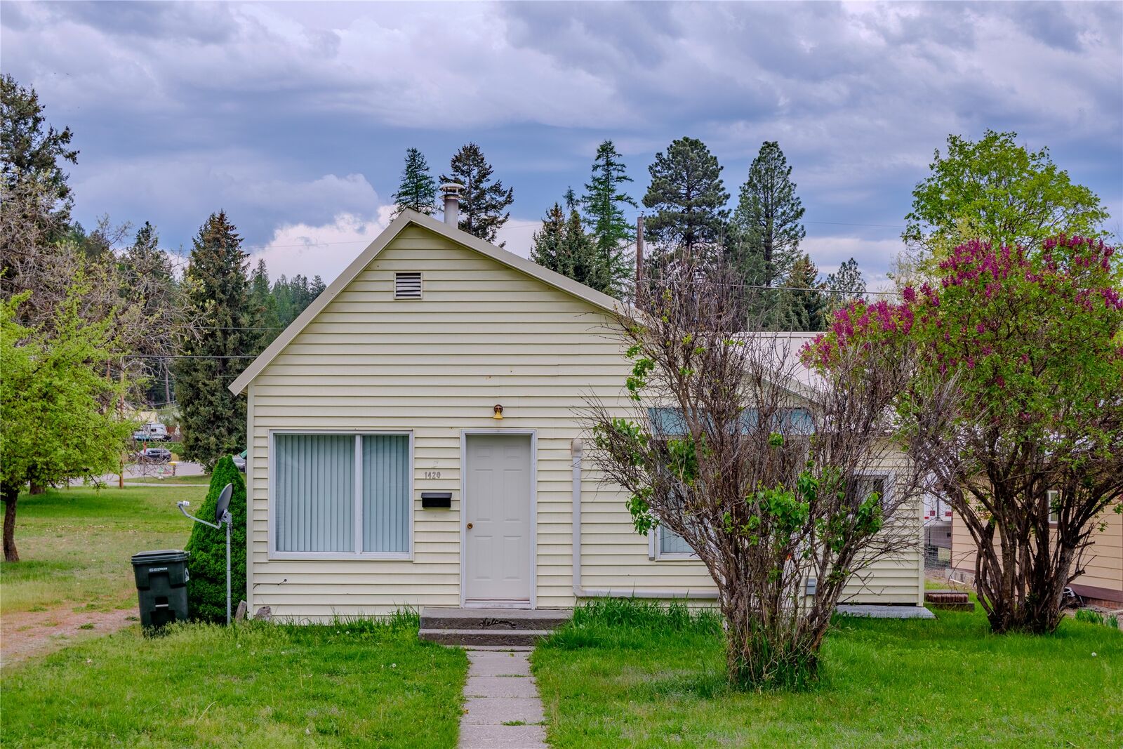 Property Photo:  1420 Montana Avenue  MT 59923 