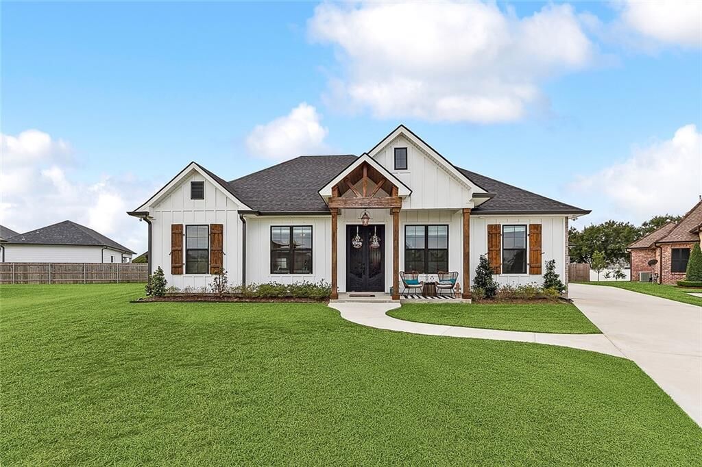 Property Photo:  107 Orchid Court  LA 70037 