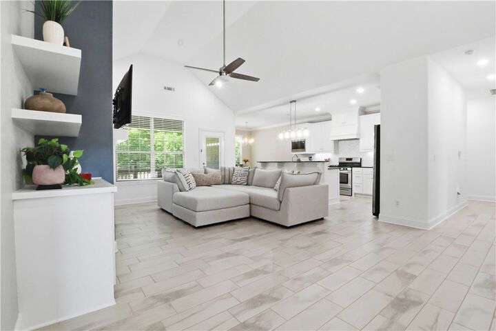 Property Photo:  1431 Leslie Street  AR 72713 