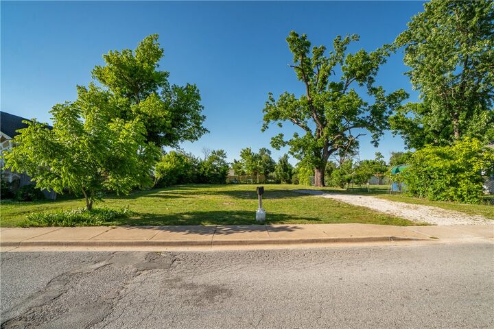 Property Photo:  419 W Persimmon Street  AR 72756 