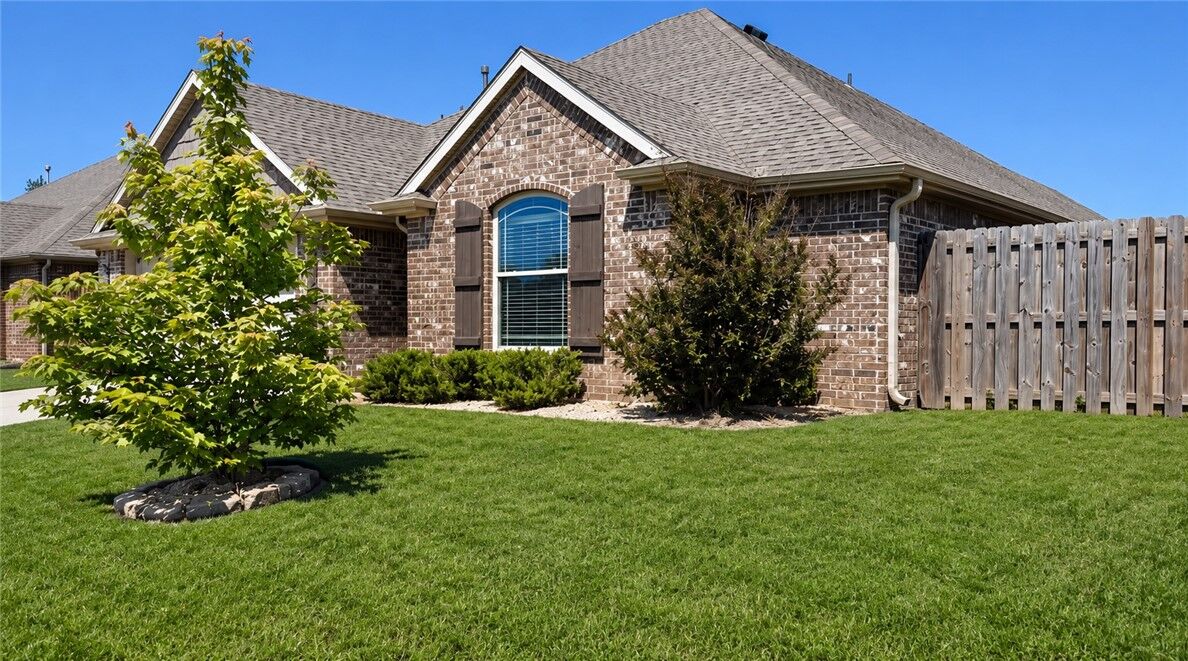 Property Photo:  2909 E 4th Street  AR 72758 