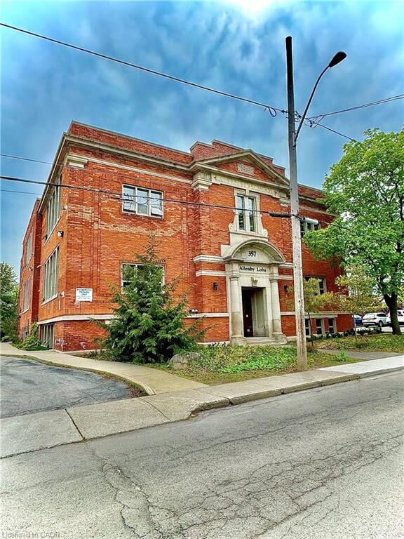 Property Photo:  357 Hunter Street W 32  ON L8P 1S6 