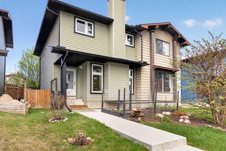 Property Photo:  23 Bermuda Place NW  AB T3K 1H4 