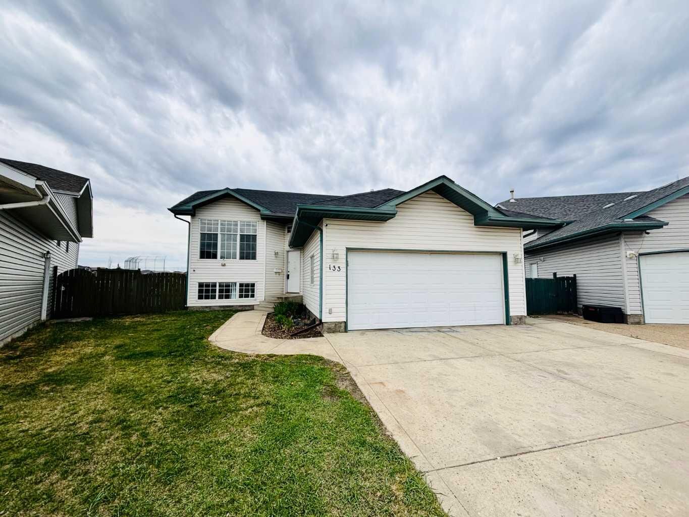 Property Photo:  133 Wellington Close  AB T0M 0J0 