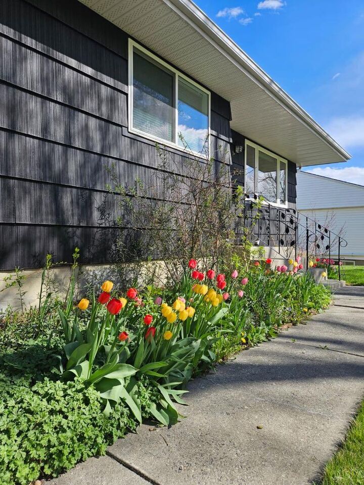 Property Photo:  254 Hendon Drive NW  AB T2K 1Z5 