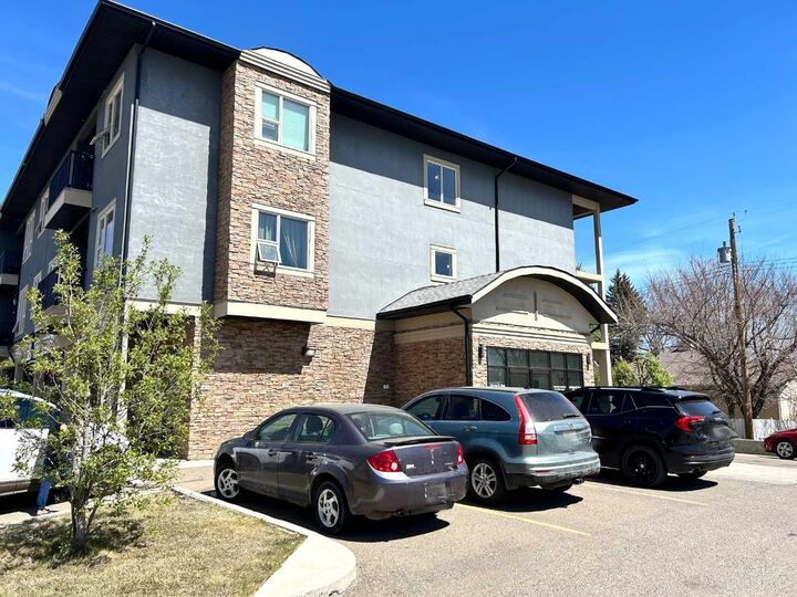 Property Photo:  330 2 Street W 24  AB T1R 0E9 
