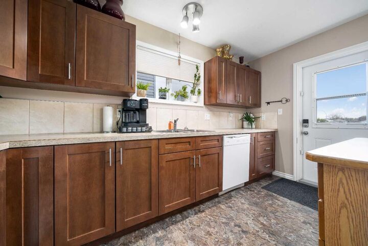 Photo de la propriété:  307 16 Street E  AB T1R 1K4 