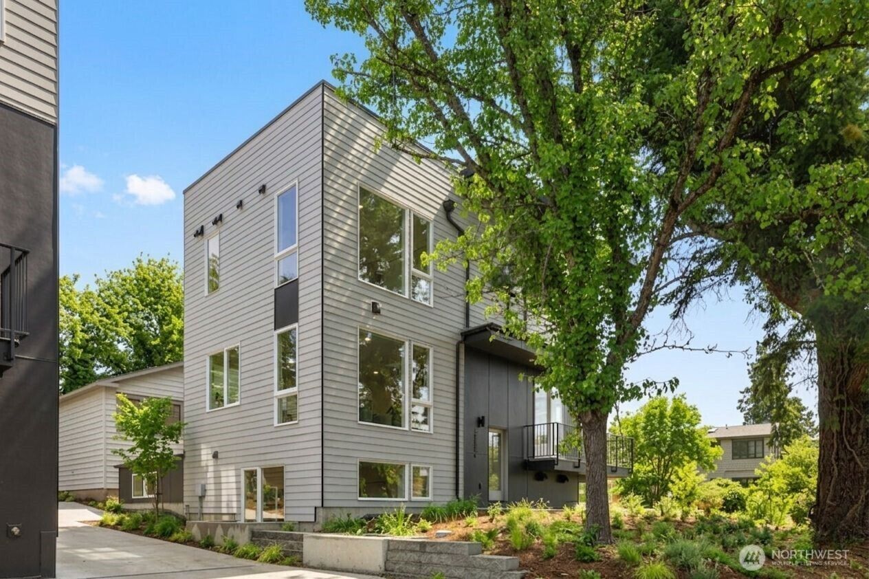 Property Photo: 4409 B 21st Avenue SW WA 98106