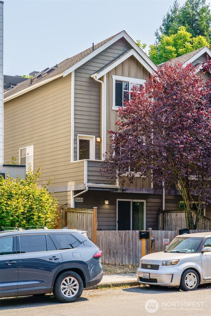 Property Photo:  5260  Brooklyn Avenue NE  WA 98105 