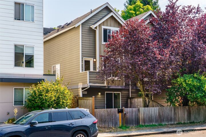 Property Photo:  5260  Brooklyn Avenue NE  WA 98105 