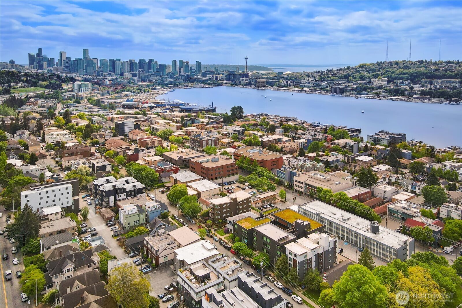 Property Photo: 2366 Franklin Avenue E B WA 98102