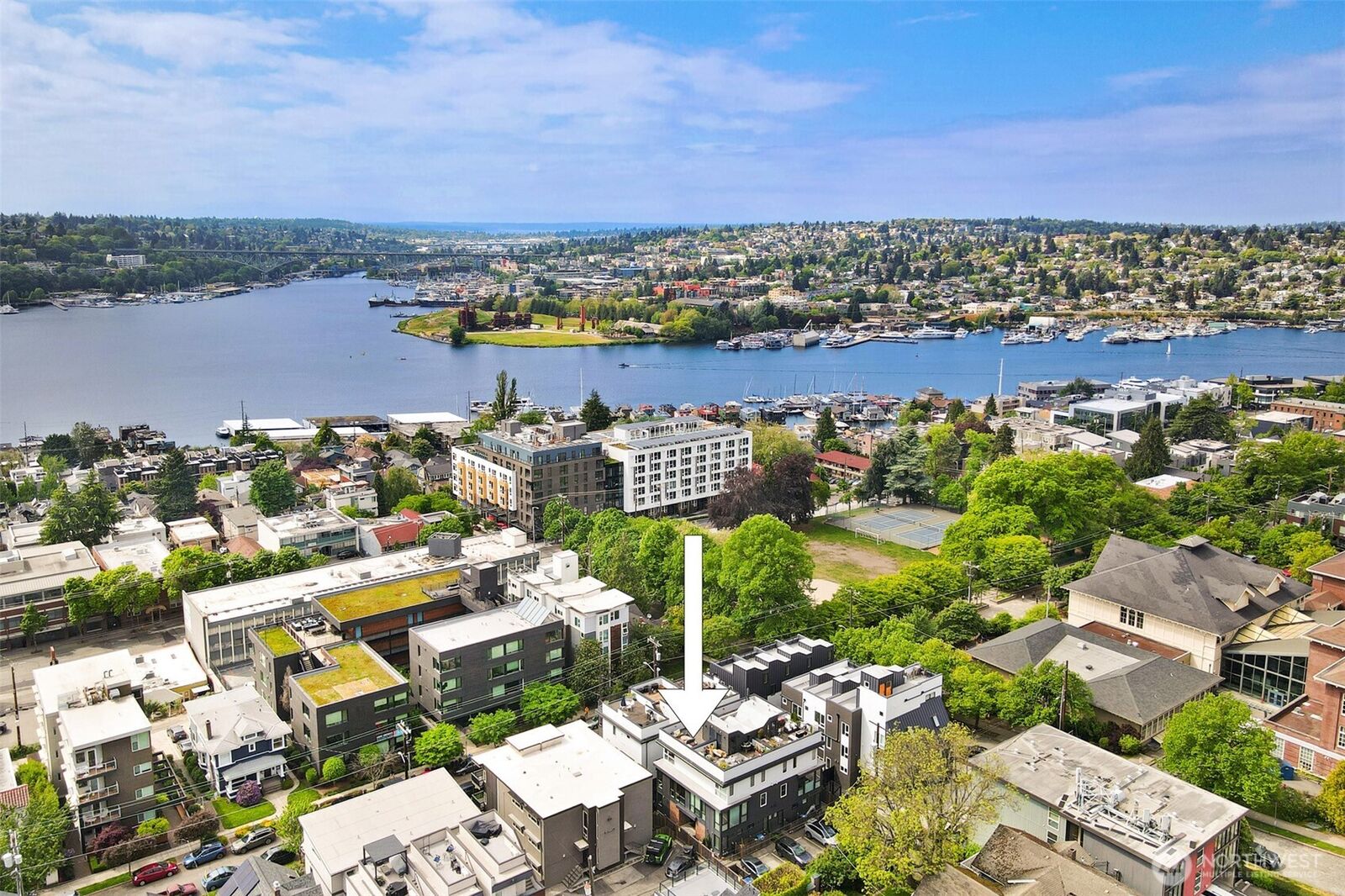 Property Photo: 2366 Franklin Avenue E B WA 98102