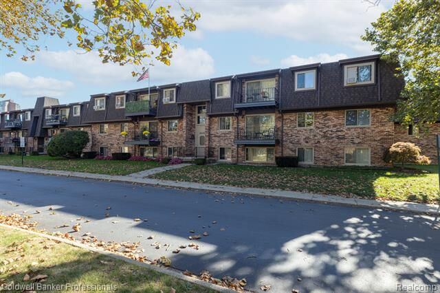 Property Photo:  425 Riviera Drive  MI 48080 