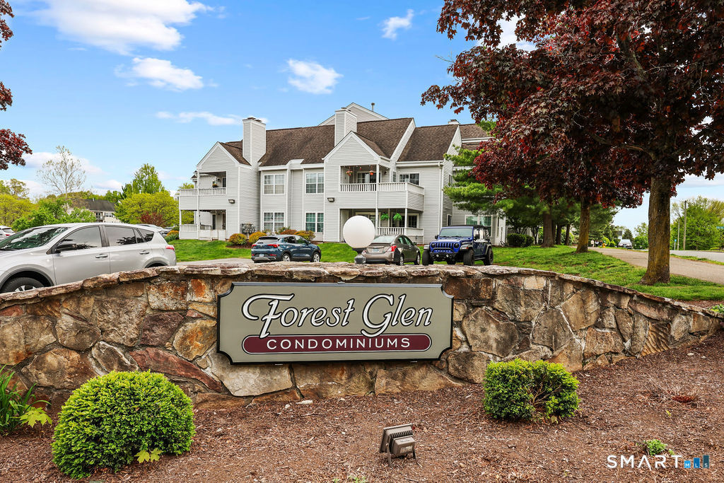 Property Photo:  1 Forest Glen Circle 9  CT 06457 