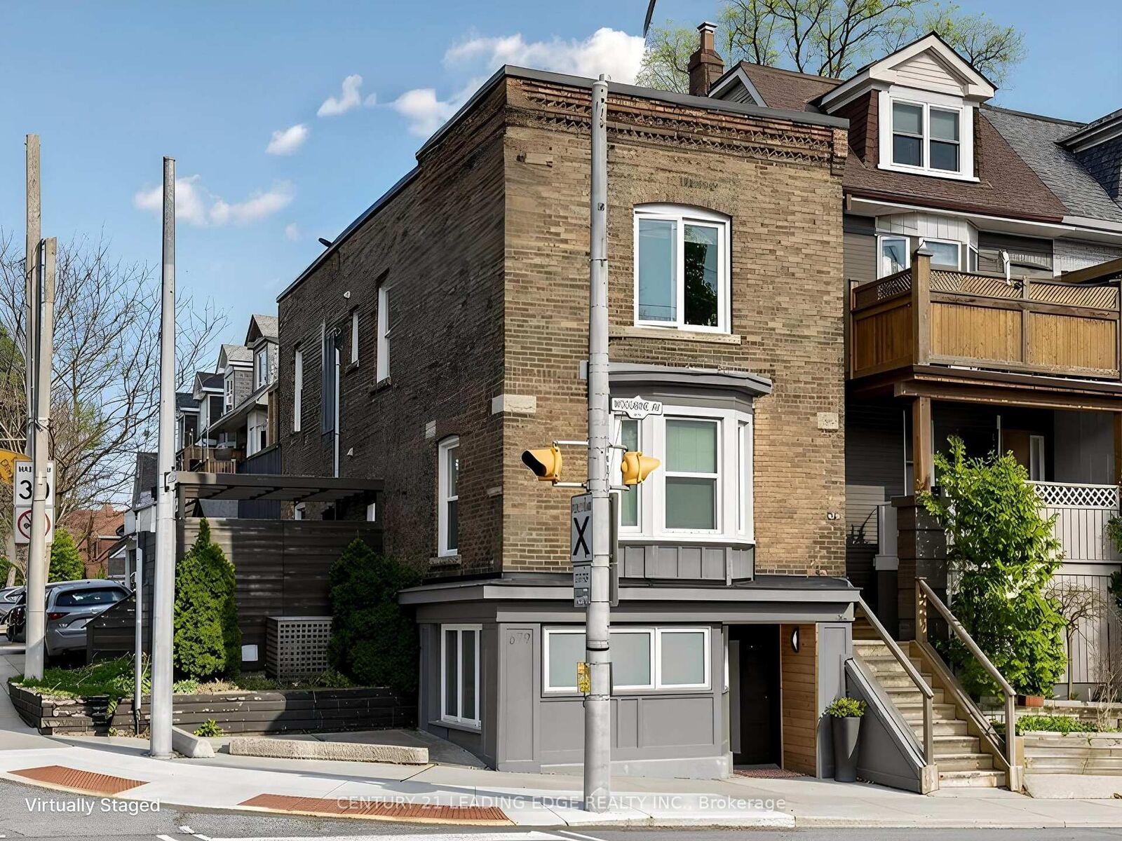 Photo de la propriété:  679 Woodbine Avenue Main  ON M4E 2J3 