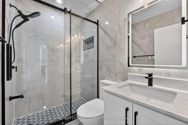 Property Photo: 456 Carlton Street 5 ON L2M 4X1
