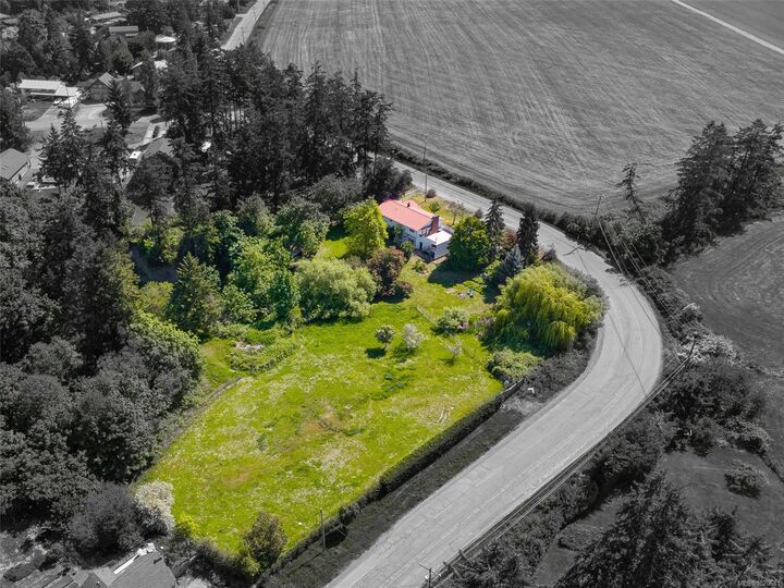 Property Photo: 1435 Cherry Point Rd BC V0R 1N2
