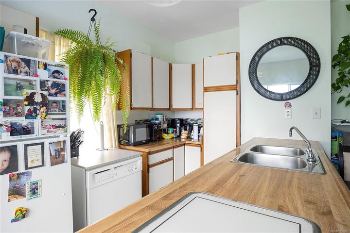 Property Photo:  532 Prideaux St  BC V9R 2N7 