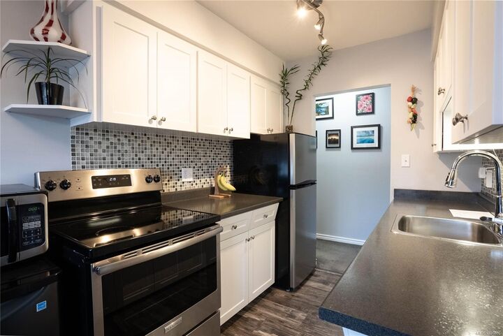 Property Photo:  352 Burnside Rd W  BC V8Z 1M1 