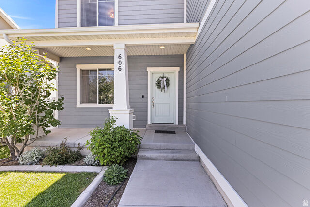 Property Photo:  606 S Ravenwood Ln  UT 84045 